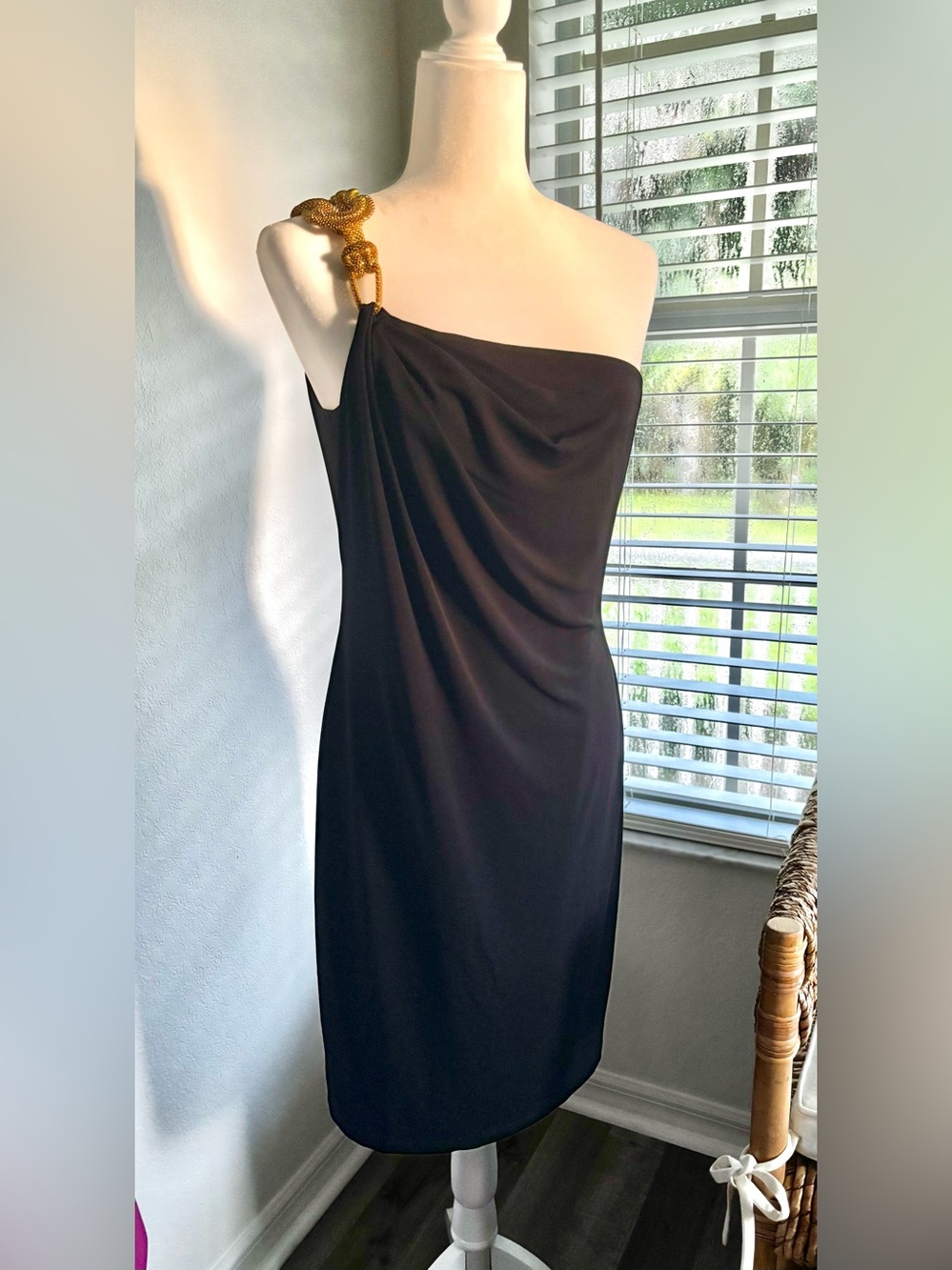 David Meister / Black One-Shoulder Cocktail Dress Burnished Gold Knot Detail / 6